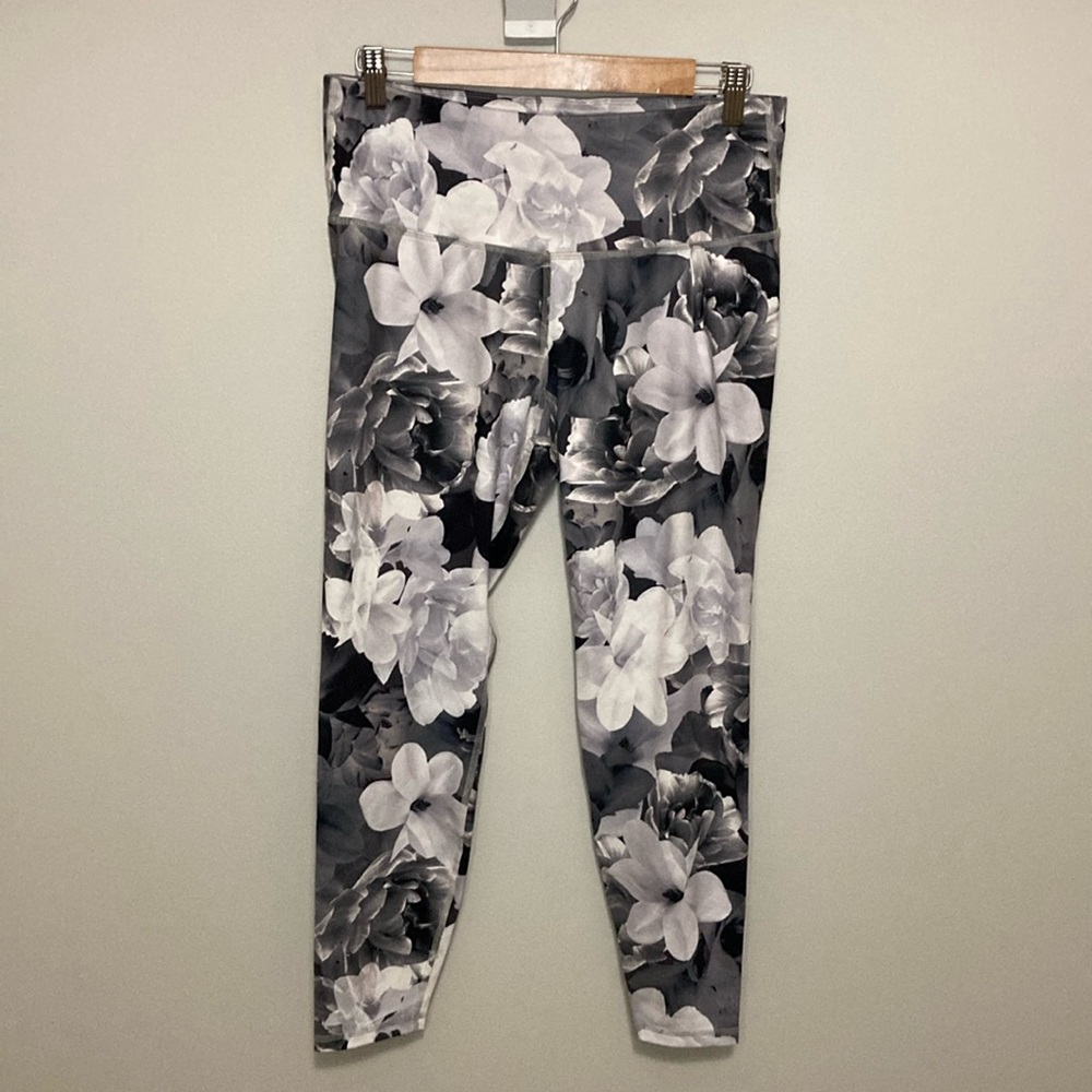 Old Navy Active Floral Leggings, size large, Elevate Legging, shades of gray